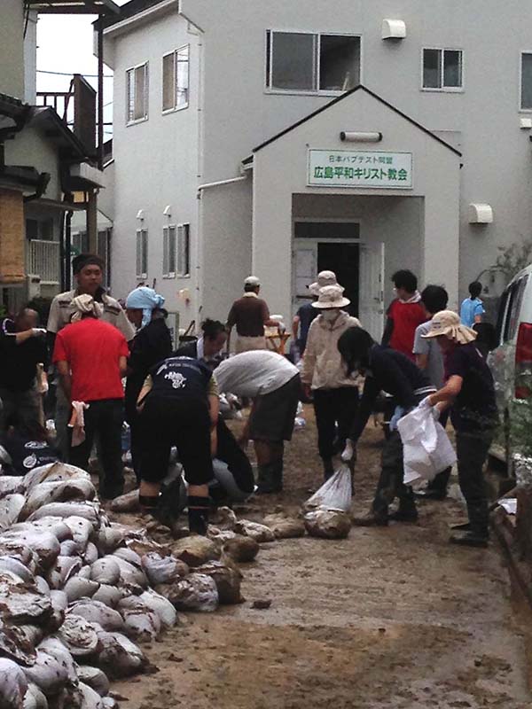 飢餓対策機構、広島土砂災害で募金・ボランティア募集　安佐南区で泥出し作業