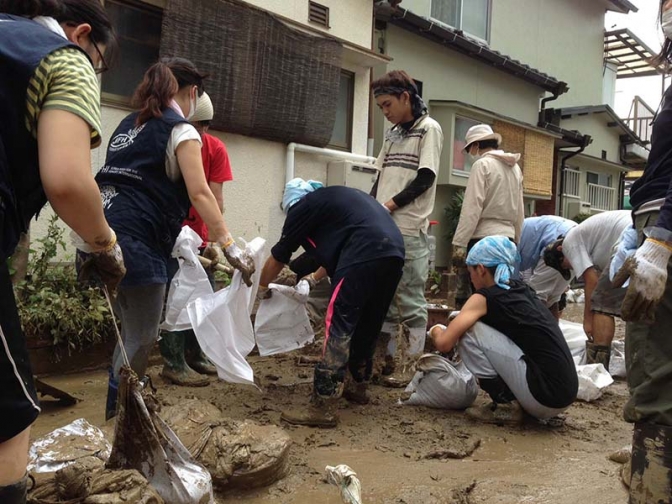 飢餓対策機構、広島土砂災害で募金・ボランティア募集　安佐南区で泥出し作業