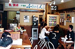 佐賀県に１日オープンした「引きこもり、閉じこもり、不登校、ニート、一人住まいのさびしい人」専門の喫茶店、ザ・喫茶「ふうけもん」の店内。夜には聖書とゴスペルソングを歌う集いが開かれる＝ザ・喫茶「ふうけもん」提供