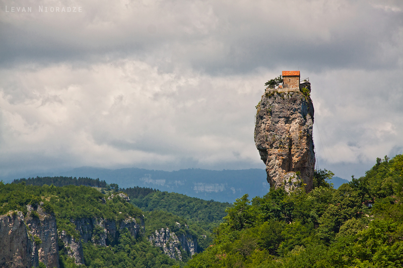 高さ約４０メートルの岩の柱の上にチャペル　一人で暮らすグルジアの修道士