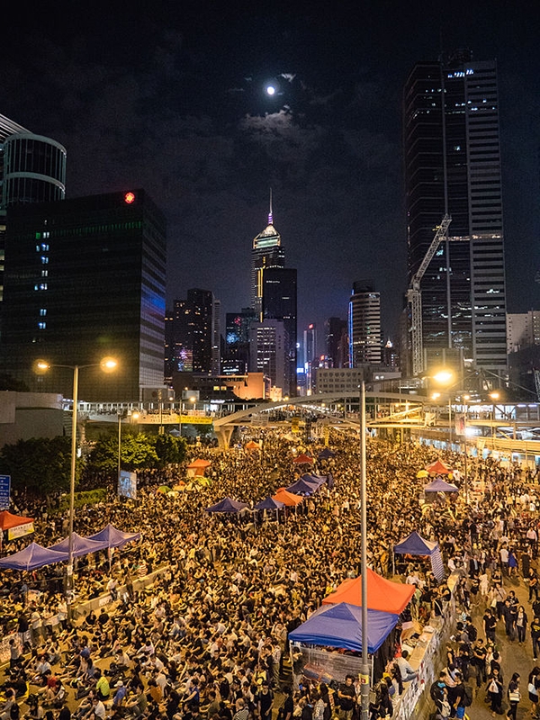 香港政府は「座って手をこまねいている」 カトリック紙編集長が警告
