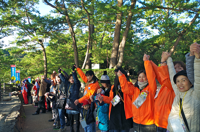 “世界平和へ手をつなぐぜよ”　７５０人が龍馬スピリッツ発信　高知市桂浜