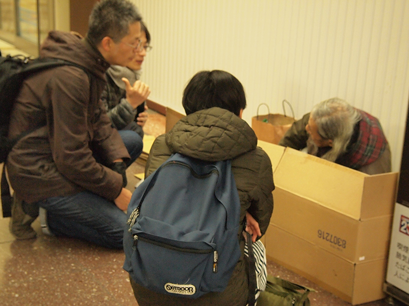 路上で過ごす人におにぎりとパンを　イブの夜も「夜回り」、ＮＰＯ法人「てのはし」