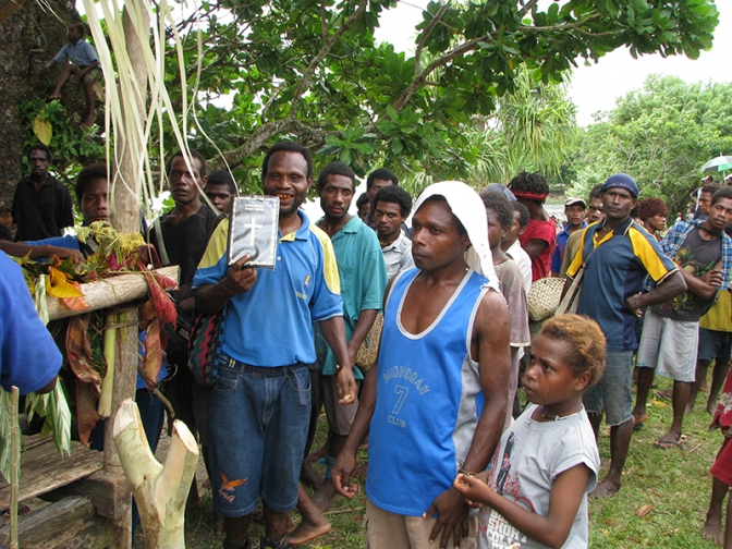パプアニューギニアの小島で現地語の新約聖書翻訳が完了　ウィクリフ