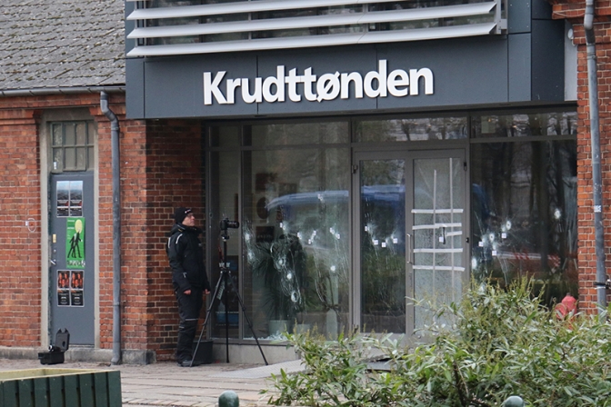 「表現の自由」集会などに銃乱射で２人死亡　犯人射殺　デンマーク