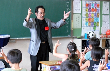 都内の小学校でゴスペル・マジック　マジック伝道師カイク加藤さん
