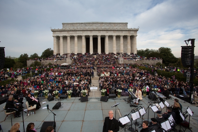 野外イースター礼拝に７千人参加　米ワシントン・リンカーン記念館前で