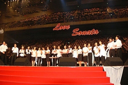 河師のメッセージのあと、約２０人の韓流スターたちがステージに登場し賛美歌を合唱した＝同上