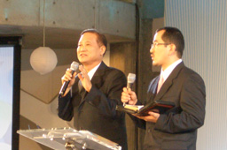 講演する韓国オンヌリ教会主任牧師の河用祚（ハ・ヨンジョ）師（写真左）＝２３日、東京・淀橋教会で 