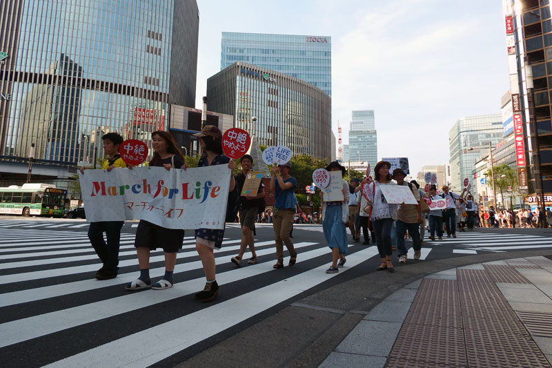 「中絶やめよう」笑顔のデモ　国会議事堂目指して市民ら８０人行進