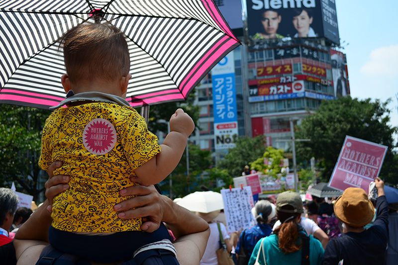 「だれの子どももころさせない！」　安保法案反対、ママたちが渋谷でデモ