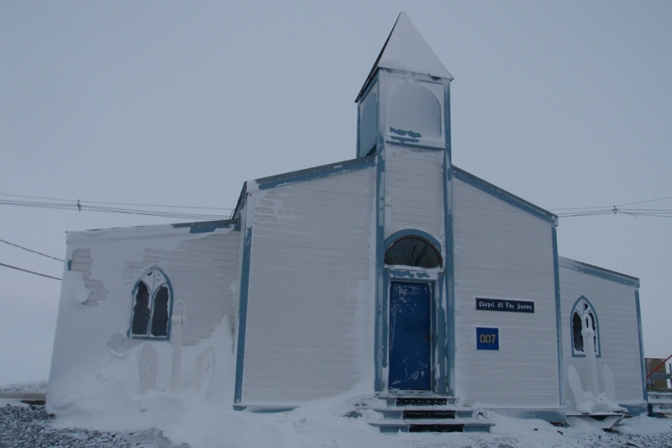 南極の「雪の聖堂」　カトリック司祭廃止で牧師１人だけの駐在に