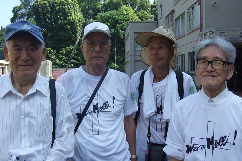 長崎の鎮西学院高が平和大行進　１０代から８０代まで「命の水」受け継ぎ３０キロをリレー