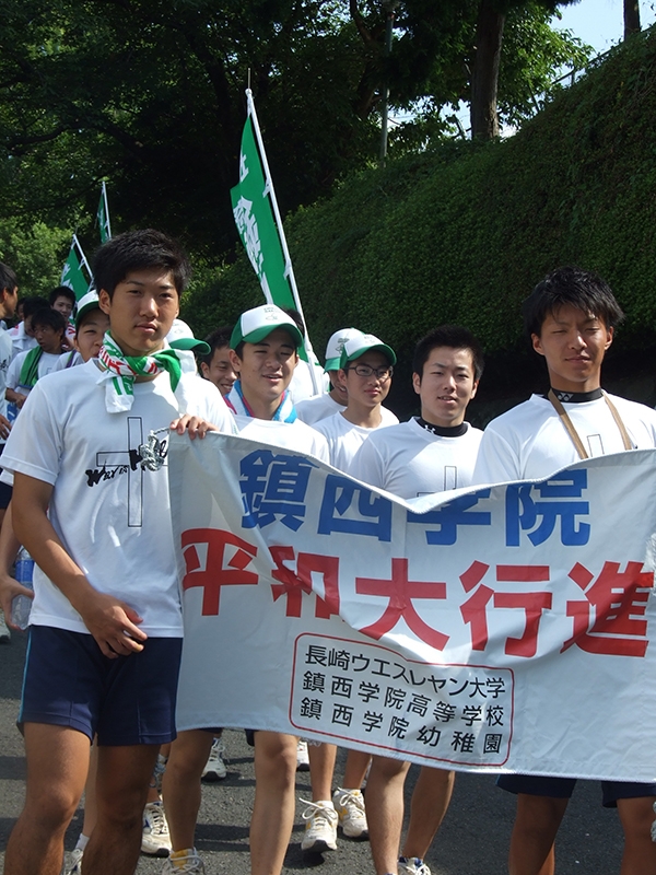 長崎の鎮西学院高が平和大行進　１０代から８０代まで「命の水」受け継ぎ３０キロをリレー