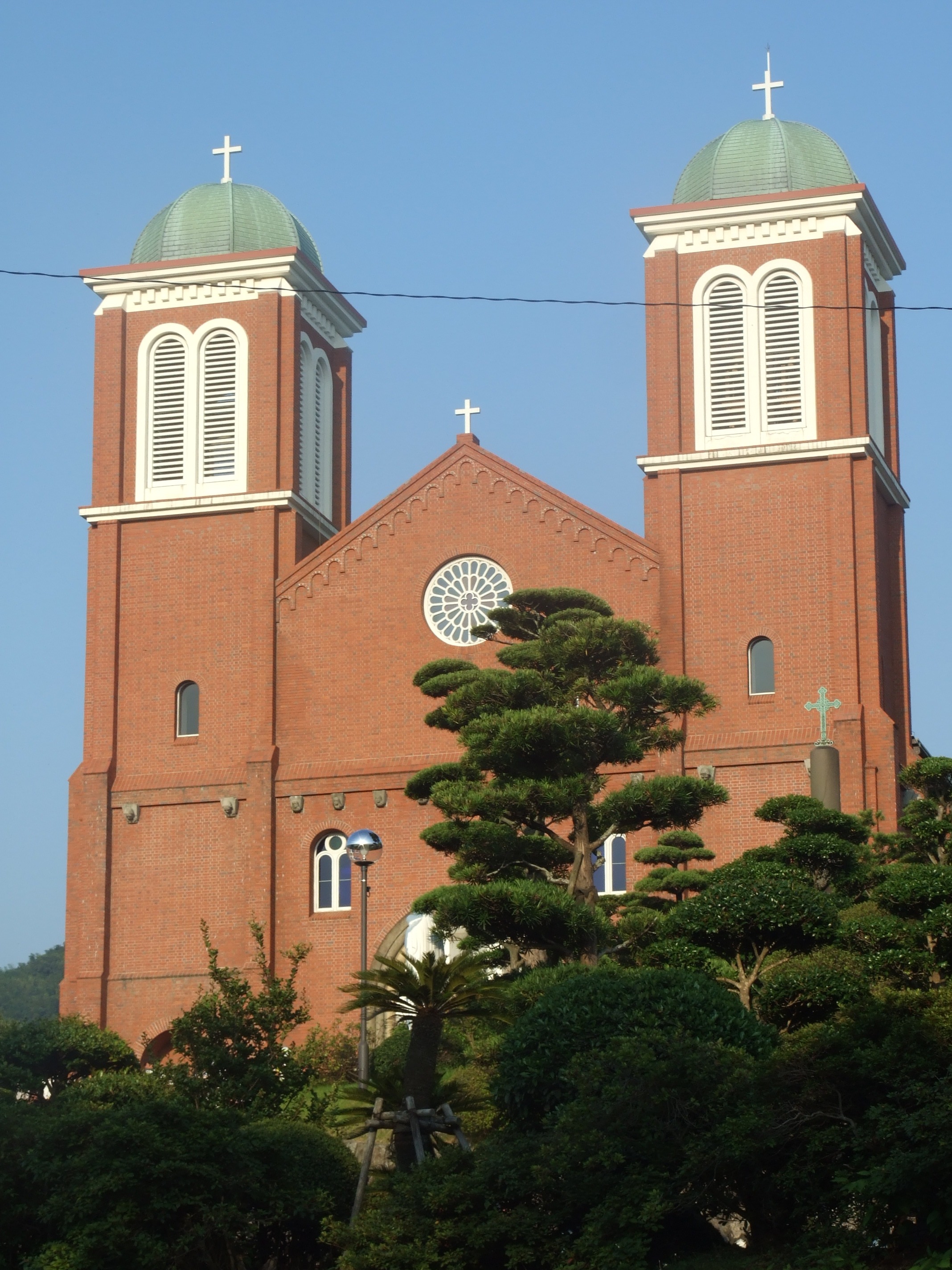 浦上天主堂で原爆犠牲者追悼ミサ、被爆経験者の神父「信仰は生、戦争は死の賛美」