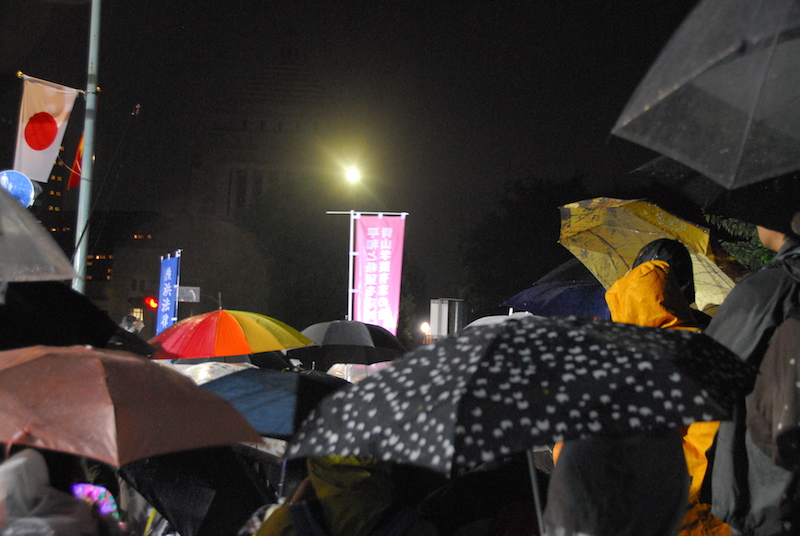 安保法案、審議大詰め　雨の中国会前では深夜まで抗議デモ　キリスト教団体・大学有志らの姿も