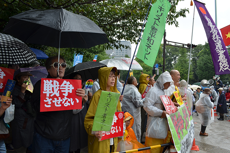 「あまりにも乱暴な採決」　国会前でママたち、クリスチャンらも抗議　