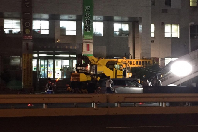 小松川署にクレーン車突っ込む　運転手を道交法違反で現行犯逮捕　電柱なぎ倒し車両大破
