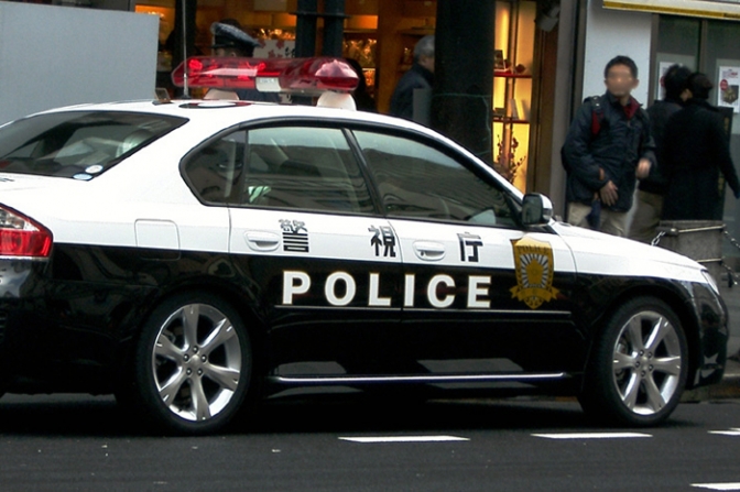 パトーカに車衝突させ男が逃走　警官発砲　大阪のガスト駐車場で