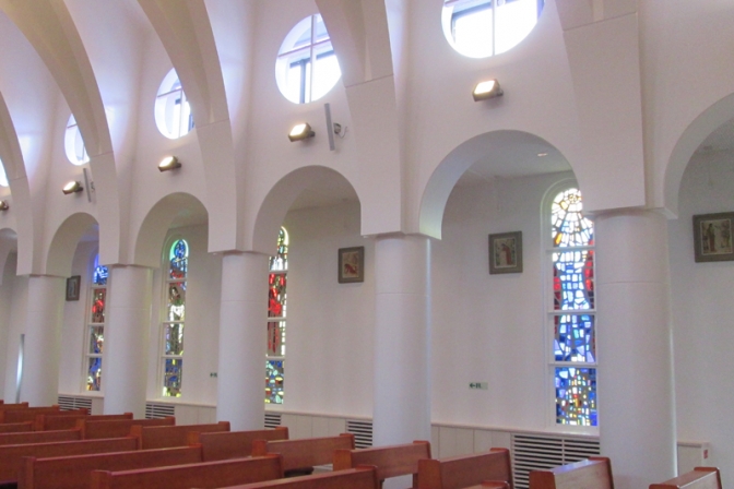 阪神大震災で被災のステンドグラス、宮崎教会に移設され２０年振りの輝き