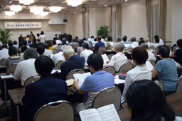 大会には教職や信徒ら約１００人が参加した＝２７日、千葉県市川市で