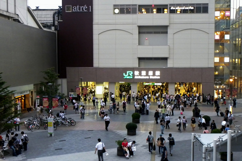 ＪＲ秋葉原駅でコンクリート片落下　重さ最大１キロ