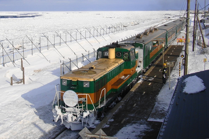 北海道の冬の名物「流氷ノロッコ号」　機関車の老朽化で来季廃止へ