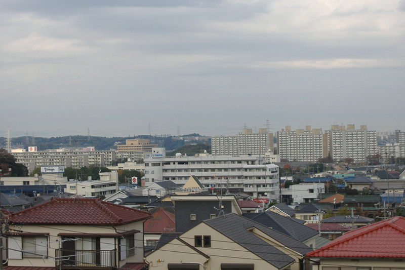 横浜・港南台の「かもめ団地」でカバンに遺体　８７歳母親か