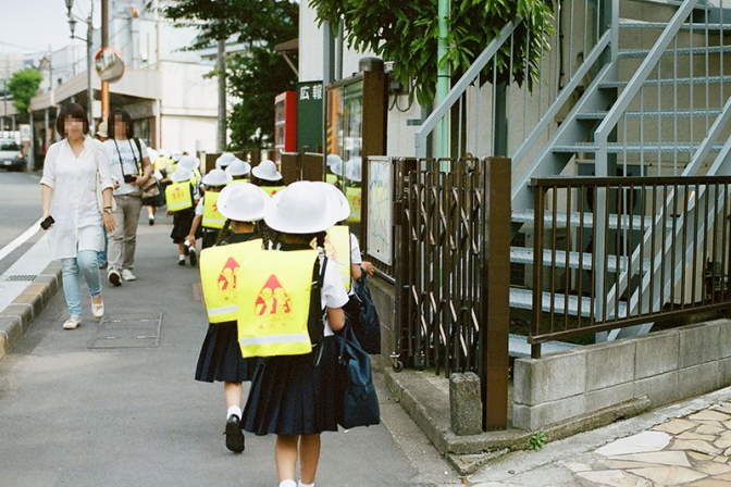 佐賀県小城市で登校中の小学生の列に車突っ込む　女児４人重軽傷