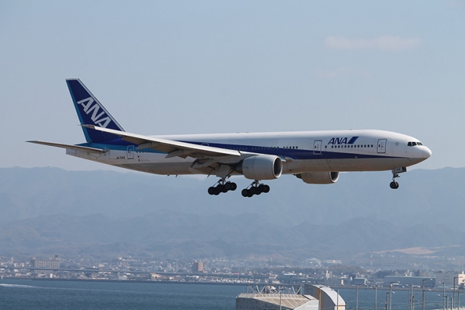 全日空（ＡＮＡ）機、左エンジン停止し福岡空港に緊急着陸　爆発音の証言も