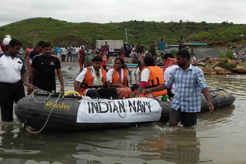 インド南部チェンナイで１００年ぶりの豪雨　６割で停電、空港閉鎖