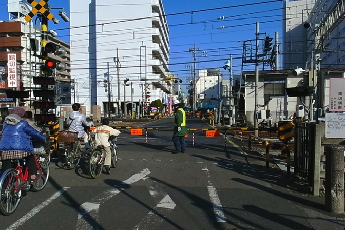 尼崎市・高校生踏切事故死、バイクで押され時速５０キロか　友人の１６歳少年逮捕