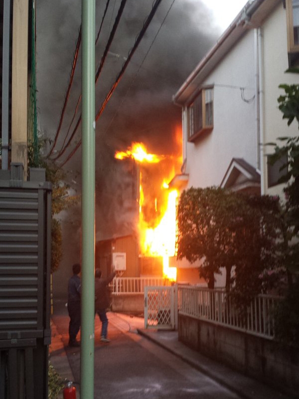 東京都大田区池上の民家で火事、消防車２５〜３０台出動
