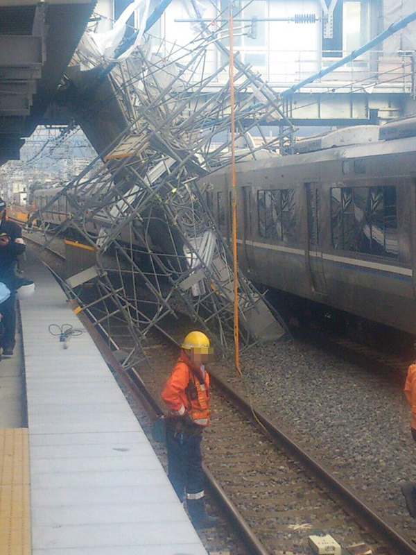 神戸市灘区・東海道線「摩耶駅」で足場崩れる　緊急停止で「間一髪」　強風の影響か