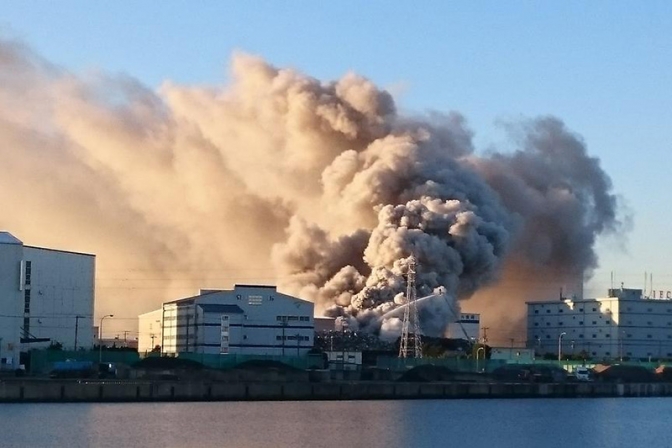 千葉県船橋市の「アラエ商会」廃材置き場で火事、黒煙高く立ち上がり現在も消火中