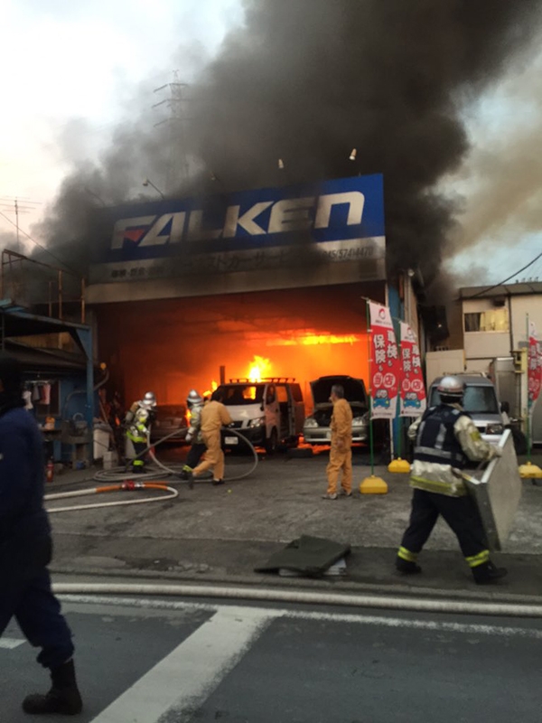 横浜市鶴見区の自動車整備工場「エスエスカーサービス」で火事