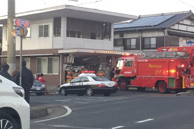 群馬県太田市の交番に送迎中のワゴン車突っ込む　「運転手が急にいびき」