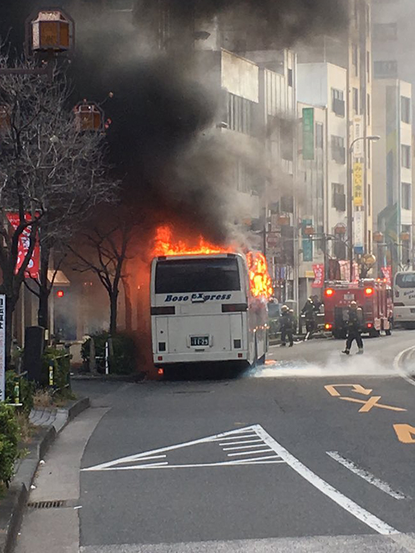 池袋駅近くで大型観光バスが炎上、消防車７台出動　電気系統トラブルか（動画あり）