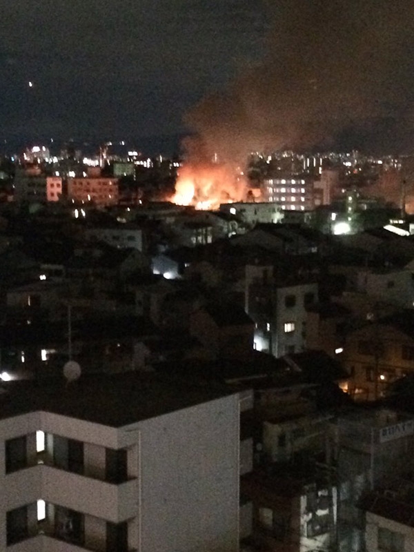 大阪市生野区で火事、石油ファンヒーターから出火　消防車３０台出動