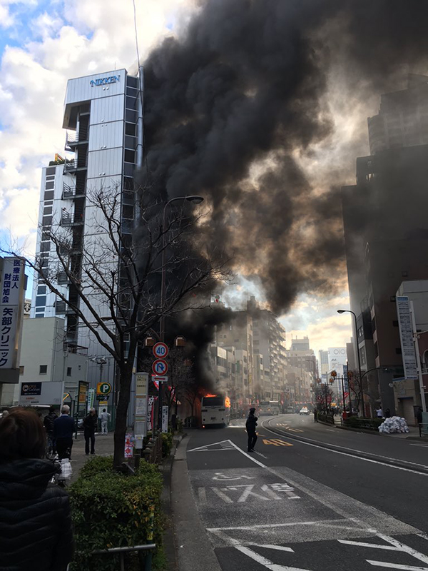 池袋駅近くで大型観光バスが炎上、消防車７台出動　電気系統トラブルか（動画あり）