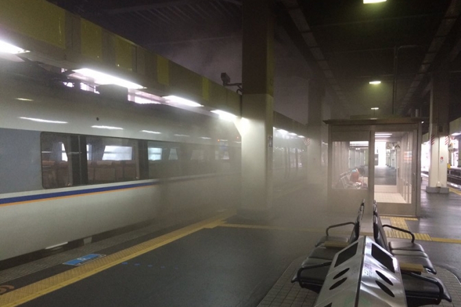 金沢駅に停車の特急ダイナスターで火事か　床下から白煙も自然に消える