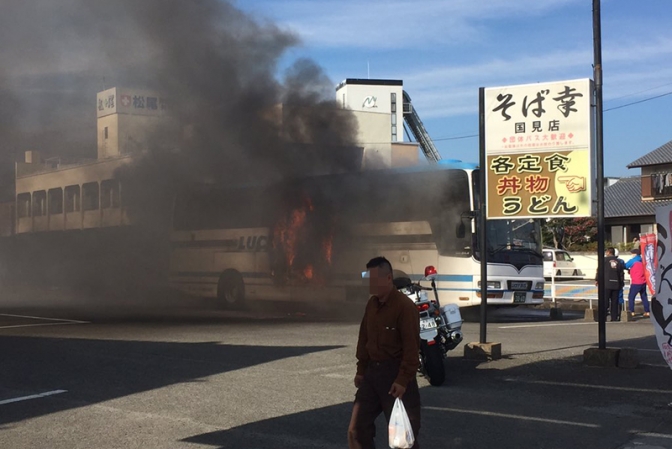 長崎・雲仙で観光バス燃える、エンジンかけた直後に出火　爆発音の証言も