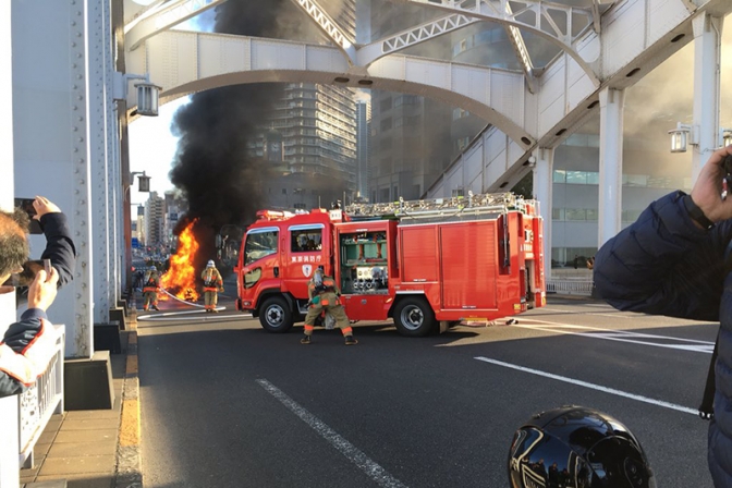 勝どき橋でフェラーリが炎上　東京都中央区
