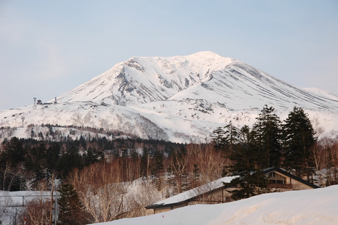 北海道・大雪山系「旭岳」で雪崩　スノーボードの１人巻き込まれた可能性
