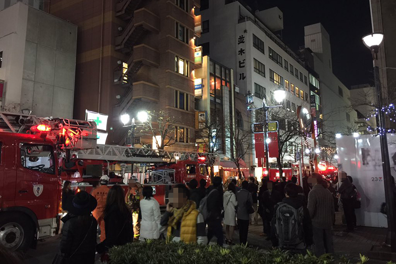 「プランタン銀座」近くの雑居ビル屋上で火事　鍋の油が燃え上がり