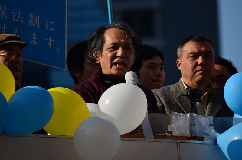 「市民連合」初の街頭演説　新春の新宿駅前に響く「民主主義ってなんだ？」
