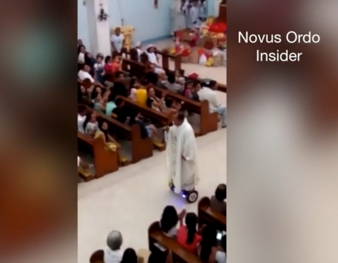 カトリック教会、クリスマスイブのミサでホバーボード使用したフィリピン司祭の資格停止
