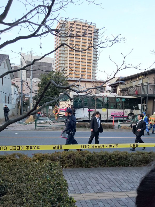 小金井市のアパートに京王バス突っ込む　数百メートル蛇行、信号機倒す