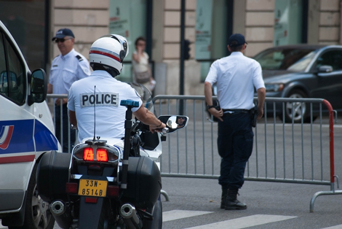 パリ警察署に刃物持った男、警官が射殺　シャルリー・エブド襲撃１年の日
