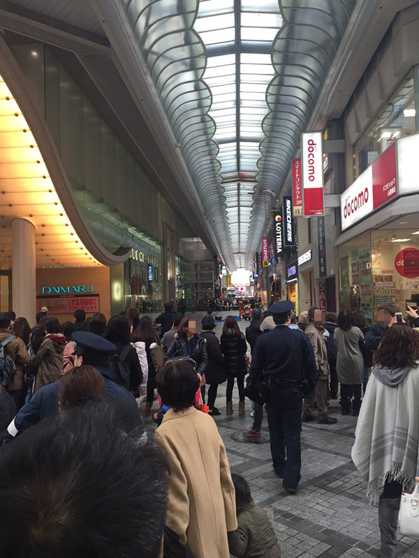 大丸心斎橋店・北館屋上から女子高生が飛び降り自殺　心斎橋筋商店街アーケードに落ちる